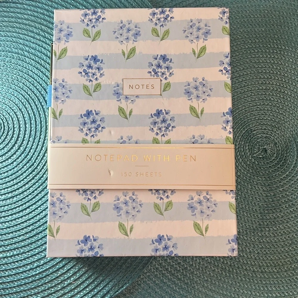 Floral 💙🩵 Notepad with Pen 150 sheets blue and white hydrangeas